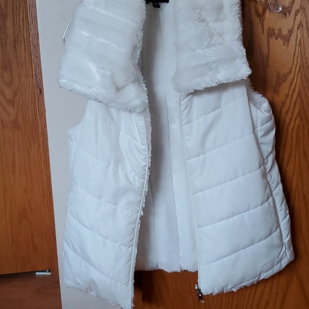 Ellen Reyes white vest